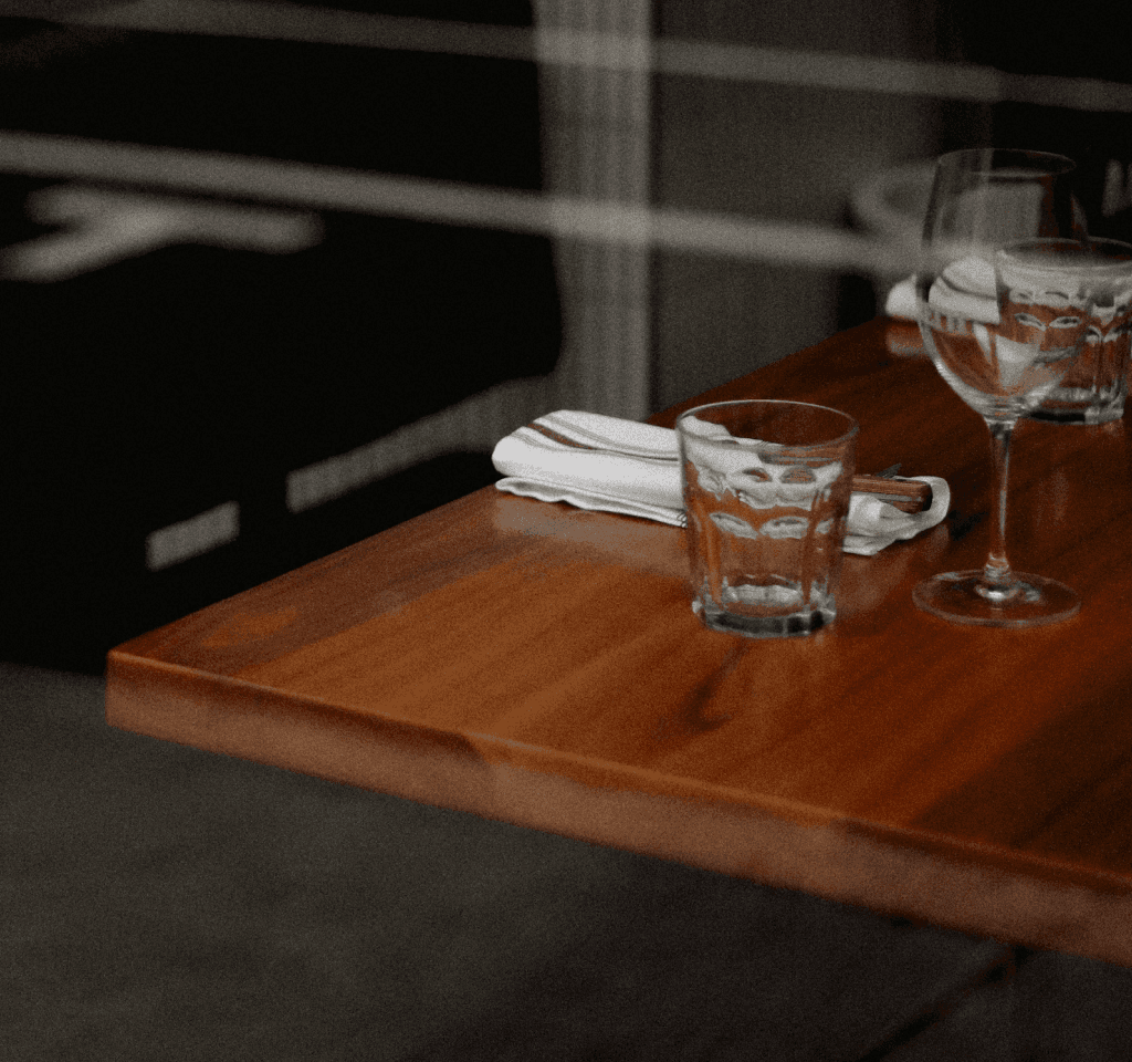 photo d'une table de restaurant avec des couverts, une serviette, deux verres