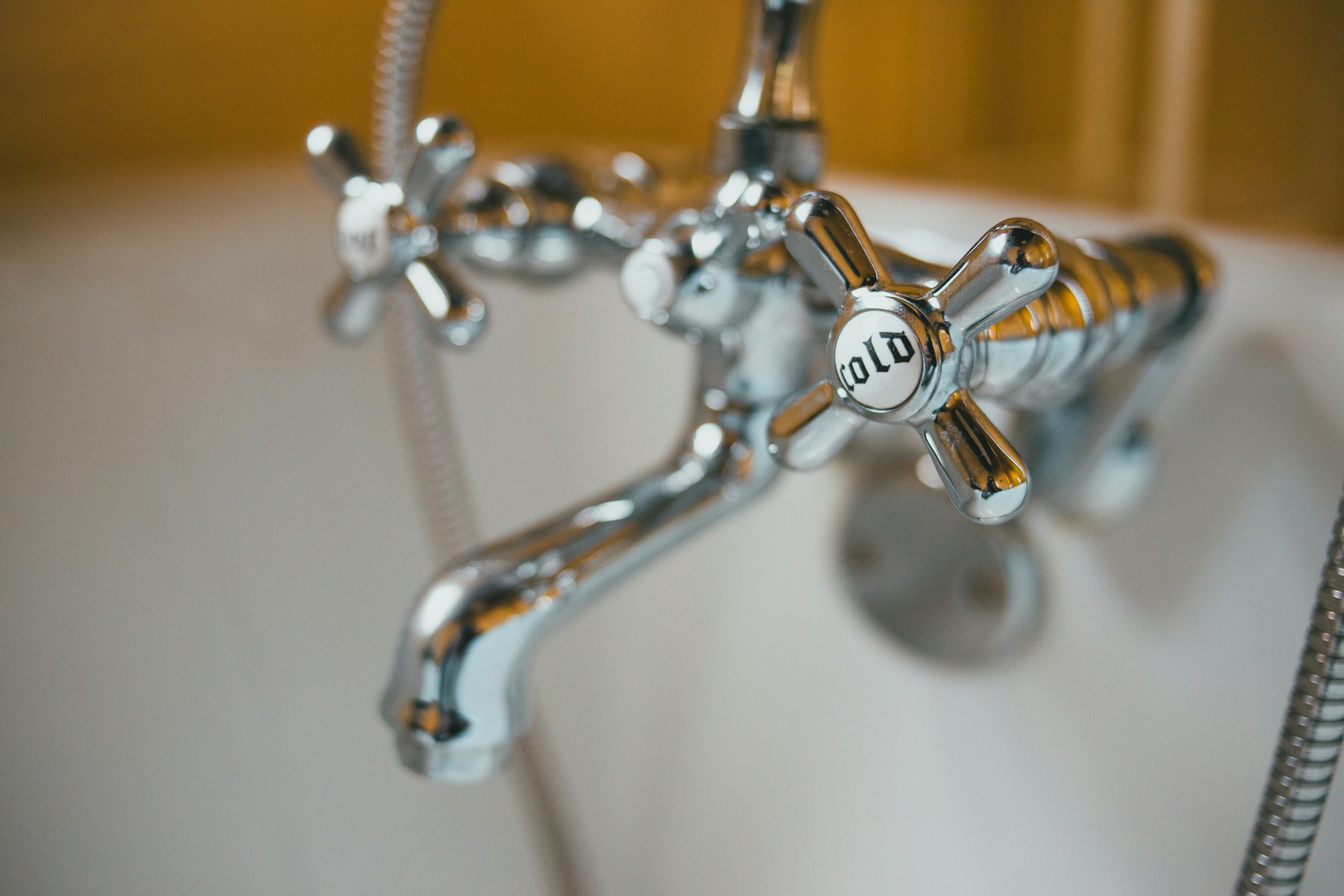 Grifo antiguo de dos mandos en un baño