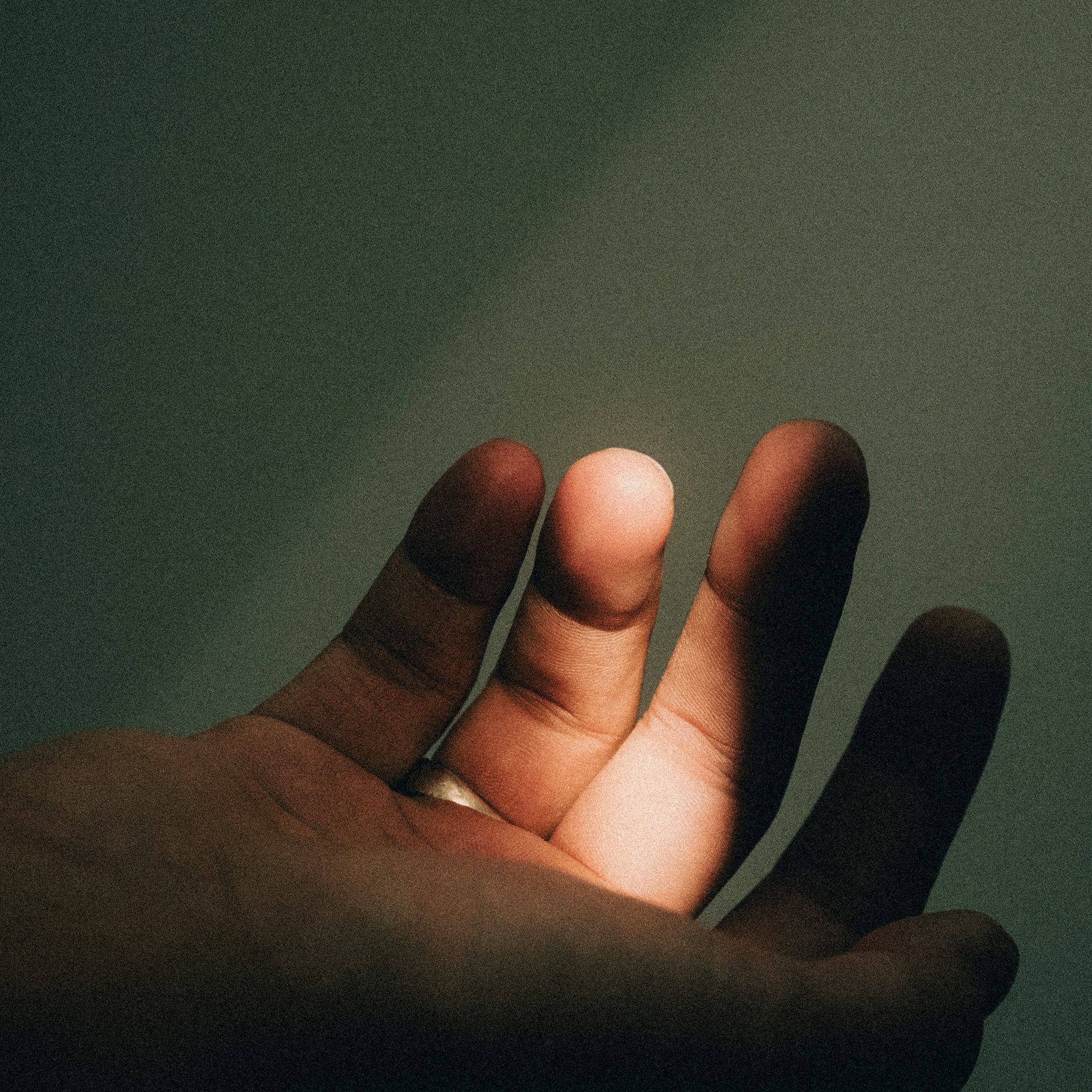 Une main avec une lumière douce