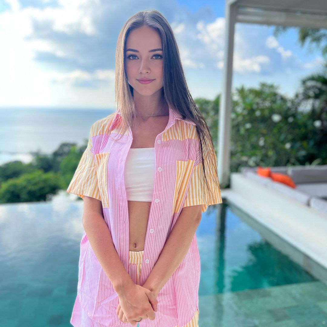 Photo d'une fille qui prend une pose à côté d'une piscine