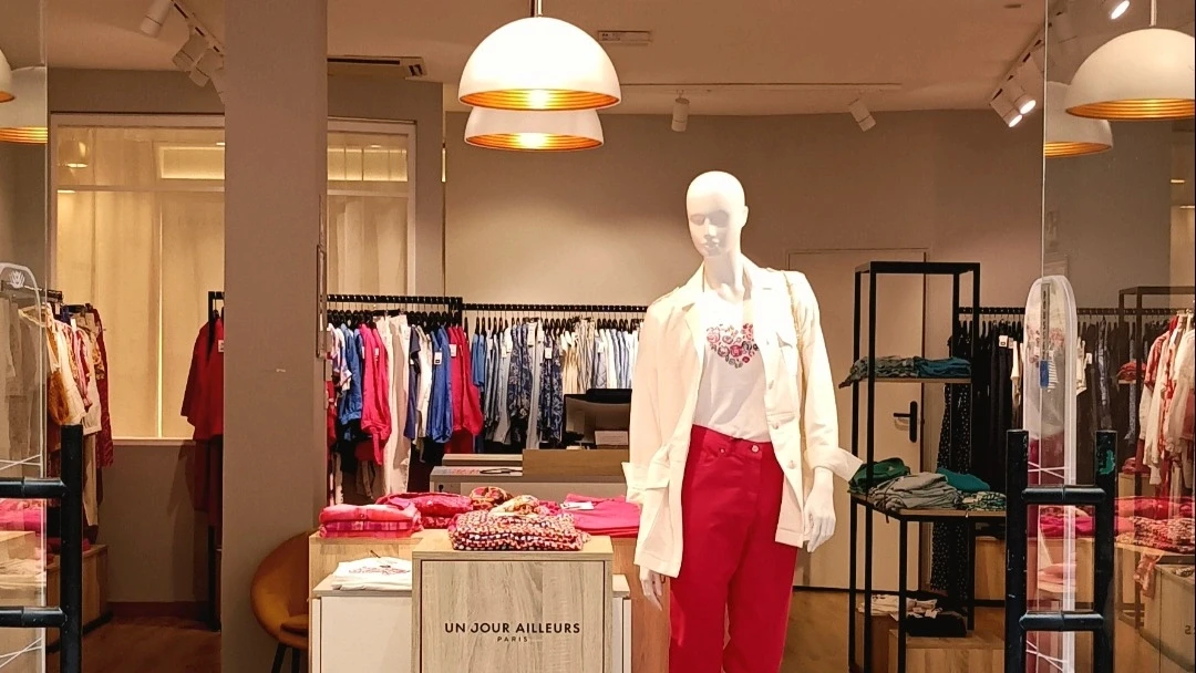 intérieur d'un magasin avec présentoir de vêtements