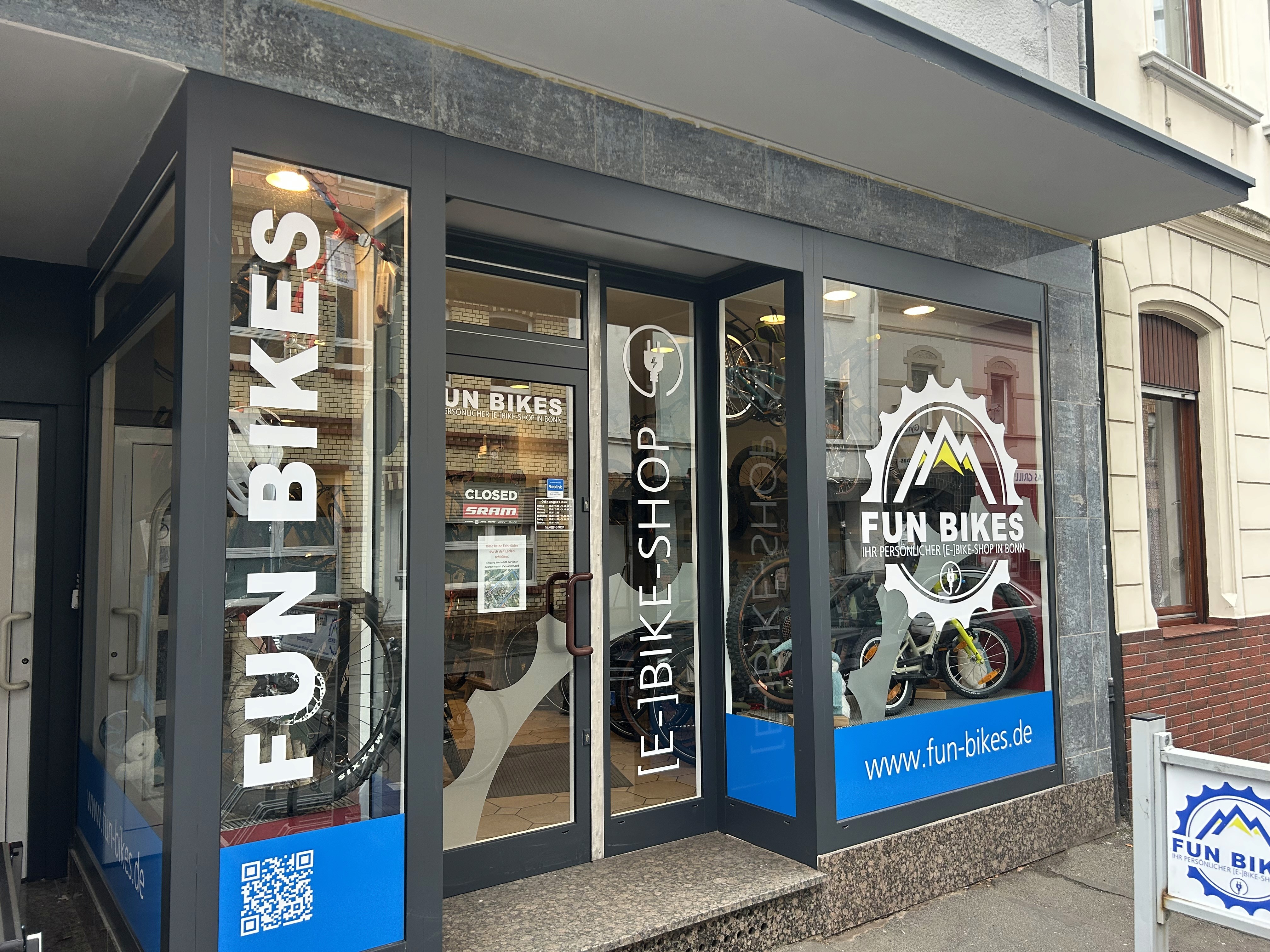 Julian Gosetti wrapping an orange Car