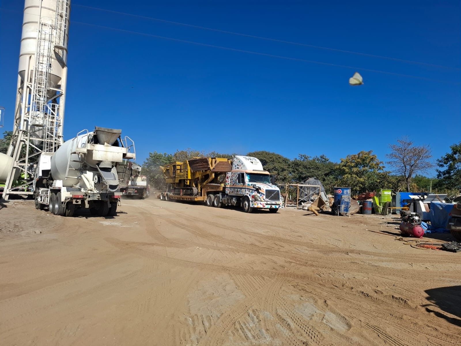 Transporte de maquinaria pesada con plataforma lowboy