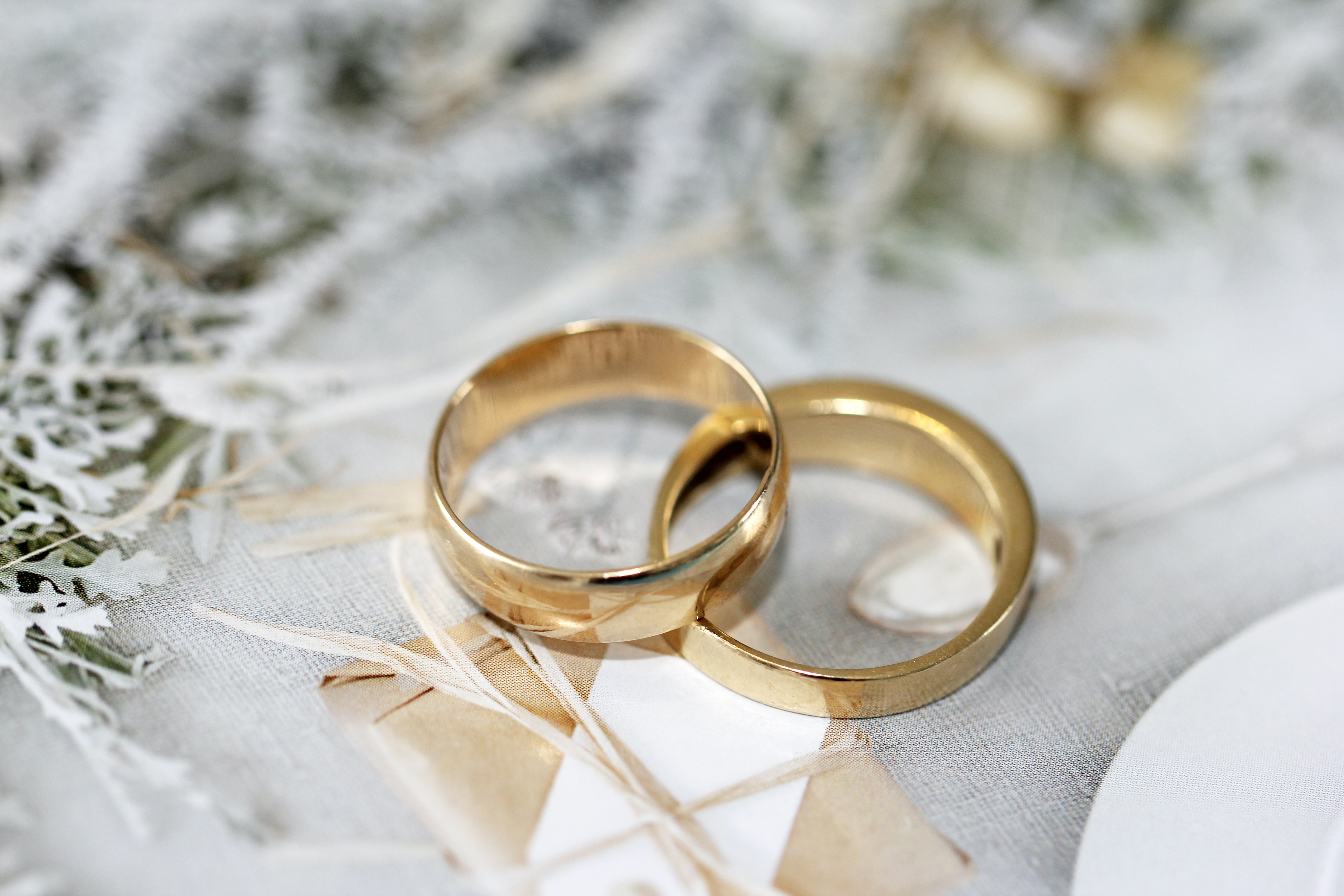 Gold wedding rings