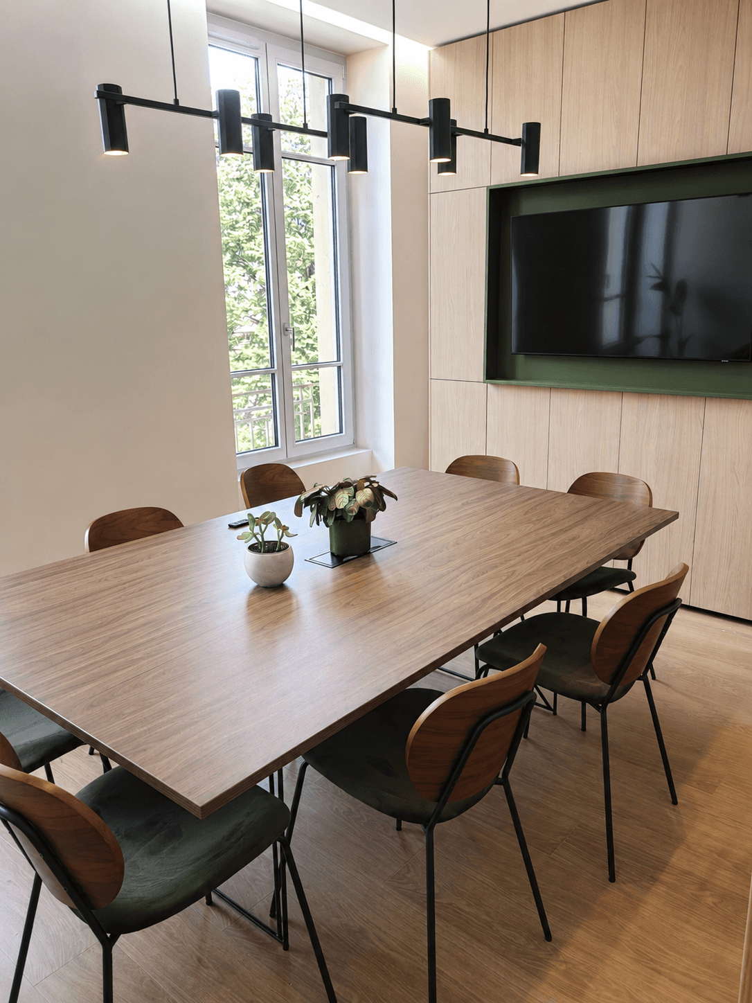 Bureau de travail dans les nouveaux locaux HELION