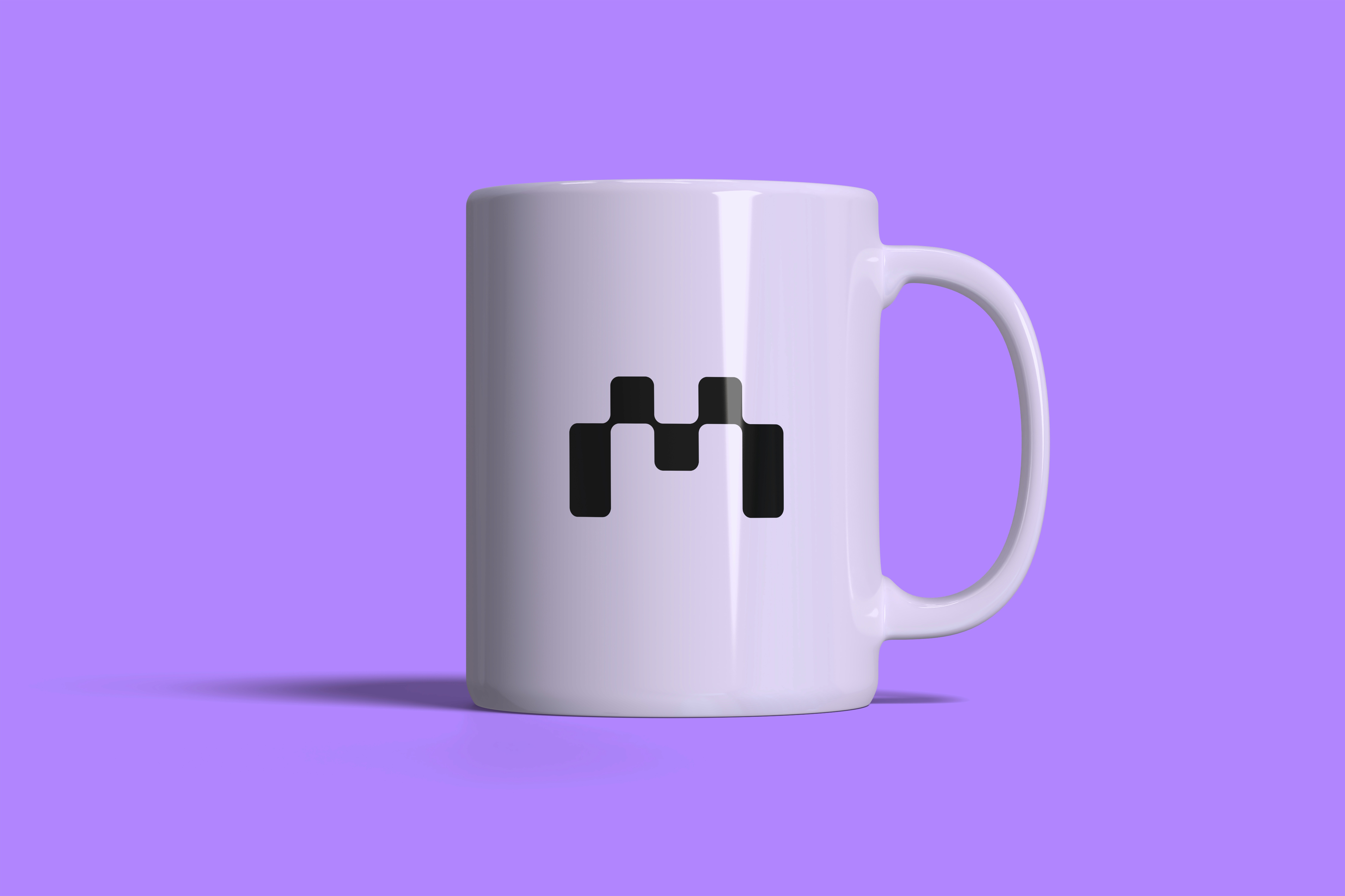 Weiße Keramiktasse mit Movidal Pixel-Logo auf lilafarbenem Hintergrund