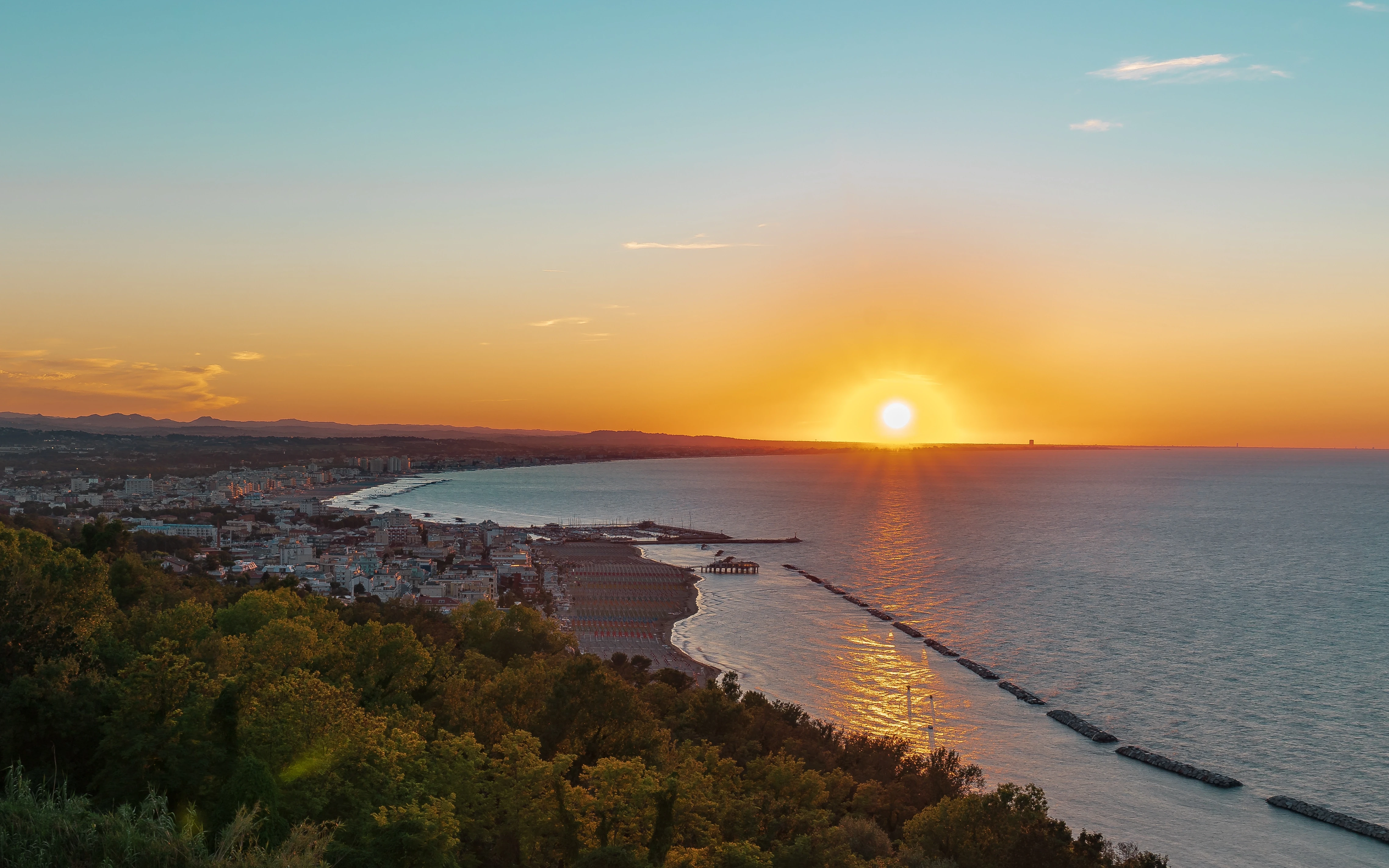 Vakker kystlinje langs Gabicce Mare, Adriaterhavskysten, Italia | Expa Travel