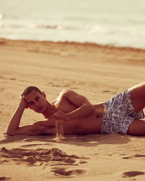 Dans le lookbook de la marque Danoise Another Aspect, le mannequin porte un costume gris et une chemise blanche