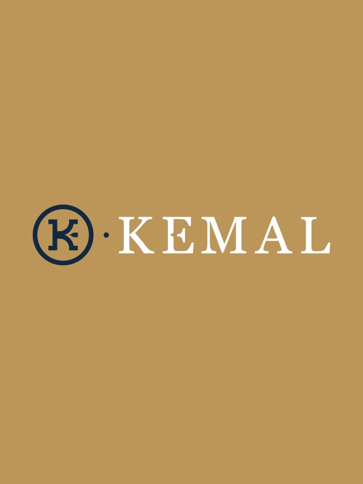 Kemal Üres Logo in blau-weiß mit goldenem Hintergrund
