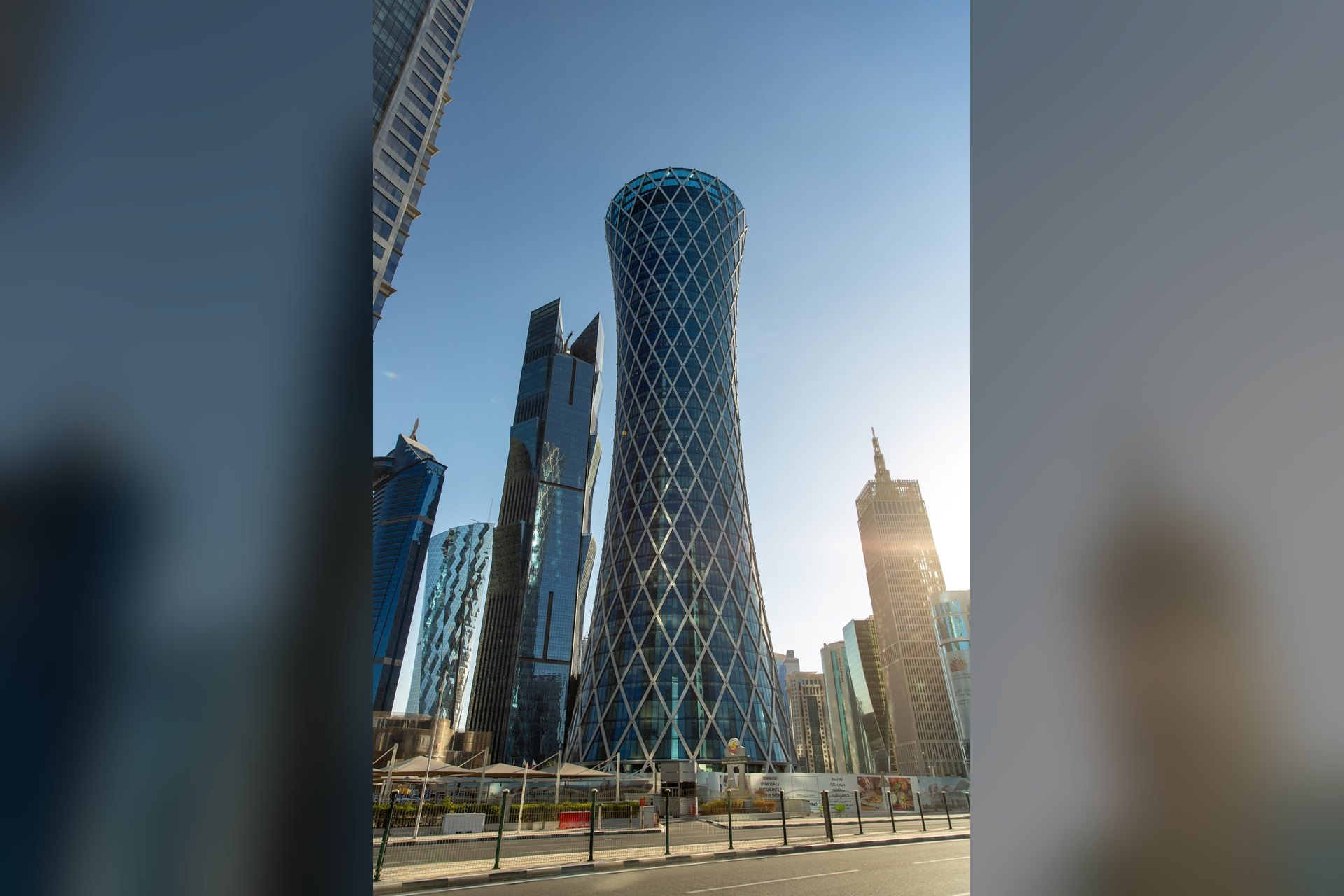 La Tornado Tower, à West Bay, à Doha, la tour pincée à mi-hauteur comme une tornade, vue en contre-plongée