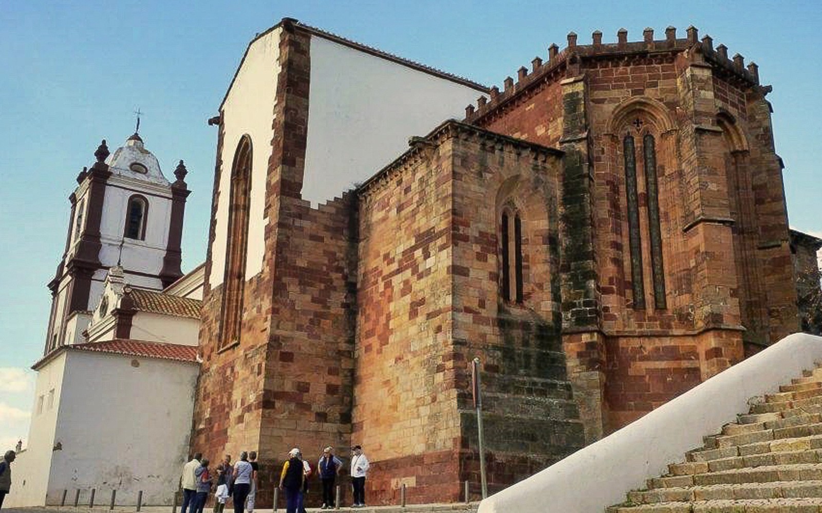 Igreja histórica com turistas em Silves, no Algarve Ocidental.