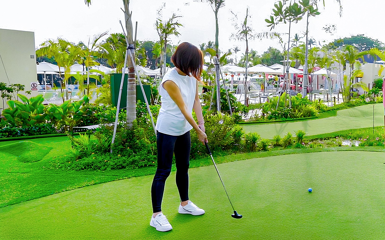 一位女性客人在UltraGolf中打高尔夫球