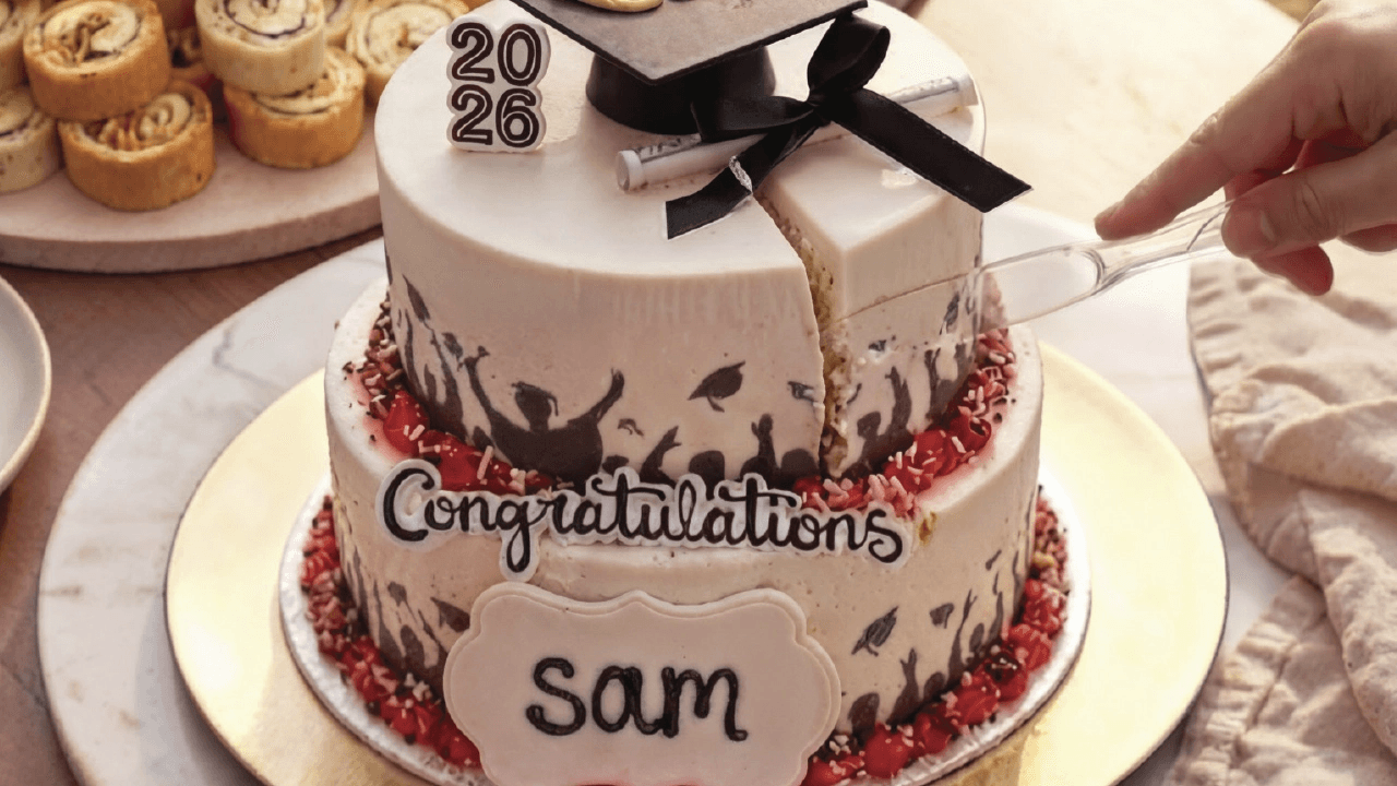 Imagen de una botella de vino que sirve su contenido en unca copa de cristal con un atarecer en el fondo