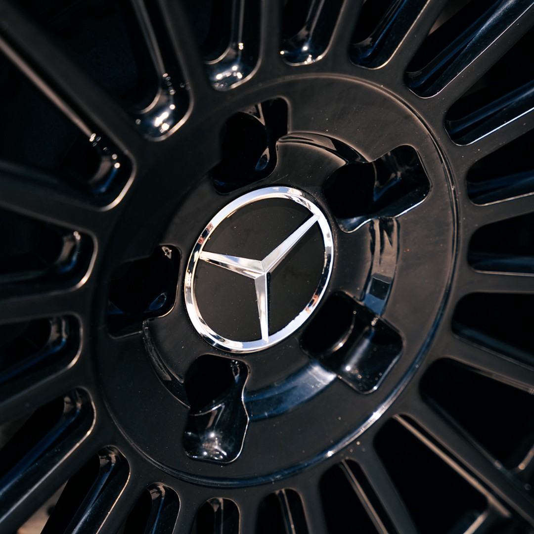 Close-up of the black Mercedes-Benz S 580's wheel with prominent Mercedes-Benz star logo, symbolizing premium quality.