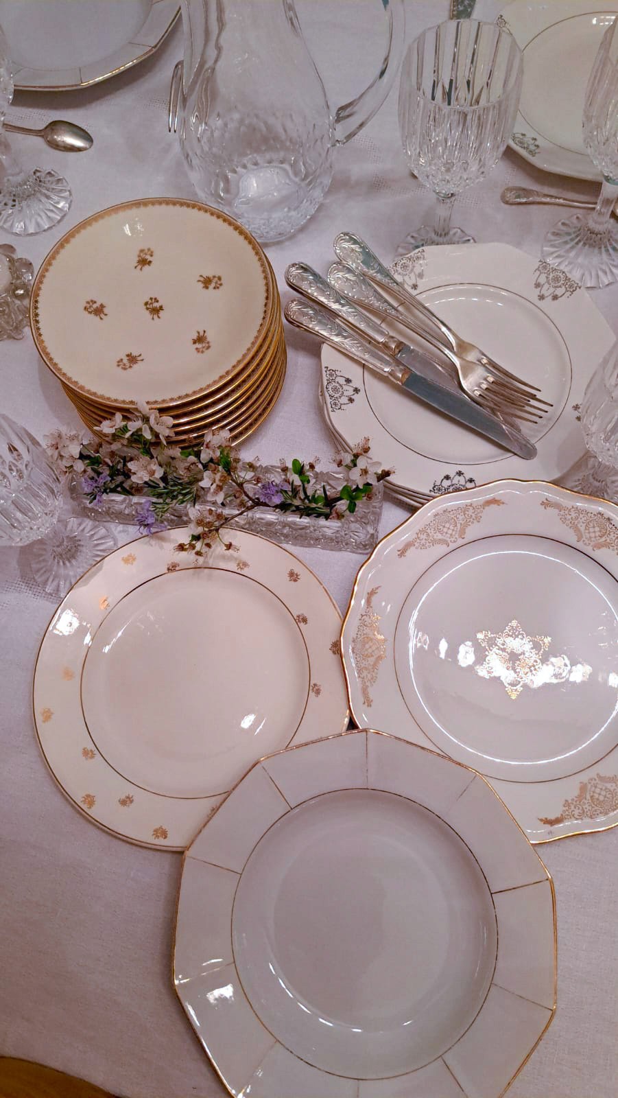 Image d'une disposition de table avec thème or.