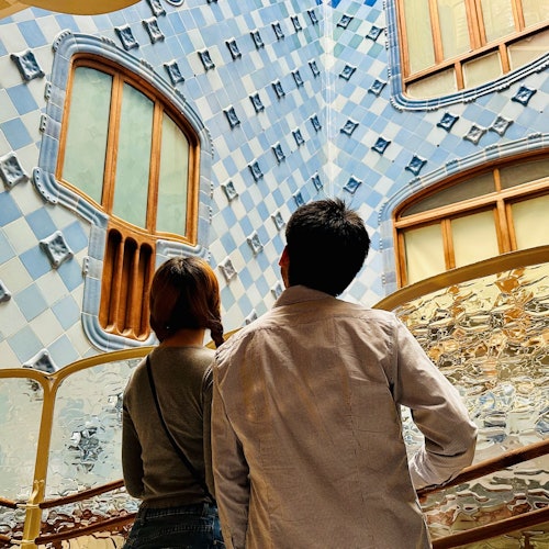 人们在巴特罗之家欣赏瓷砖