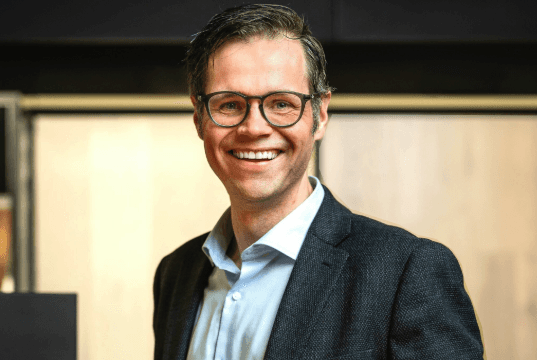 Adm. dir. VVS Norge Kristian Reistadbakken i blå skjorte med mørk jakke på i en rørleggerbutikk