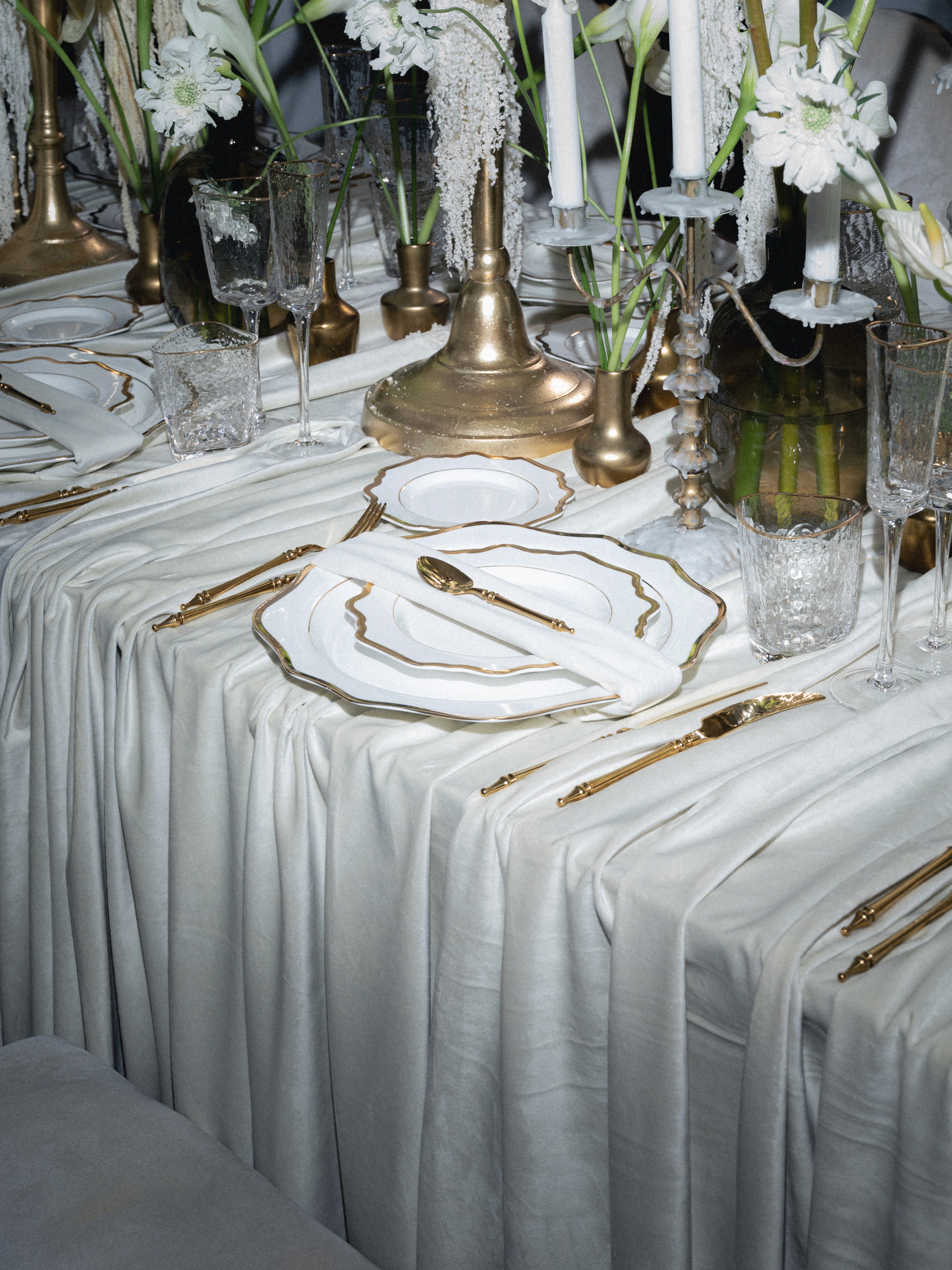 Decor de nuntă premium cu masă elegantă, lumânări și elemente aurii, fotografie editorială pentru inspirație wedding design.