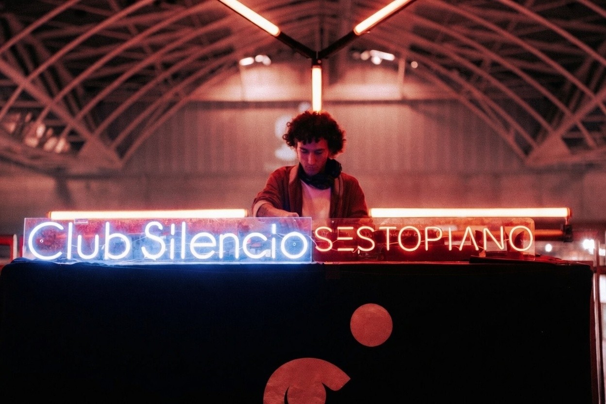 DJ Set Live di Digma Music  Digma Music porta nei nostri DJ set live Torino una miscela di sonorità elettroniche e influenze creative, creando performance dinamiche e immersive. Ogni sua esibizione negli eventi Torino firmati Sestopiano Torino è un momento di forte identità sonora e presenza scenica.  La partecipazione di Digma Music ai Sestopiano eventi lo inserisce tra gli artisti Torino più interessanti della scena contemporanea della musica elettronica Torino. Visita la sua pagina ufficiale sul sito di Sestopiano per scoprire i suoi progetti, le date future e tutte le informazioni correlate.  Non perderti gli aggiornamenti su Instagram e altri social per i prossimi Events Turin con Digma Music.