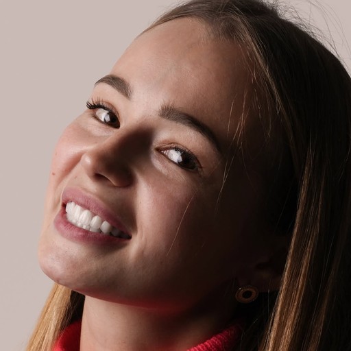 Patient nach hochwertiger Zahnbehandlung bei Voyadent Türkei