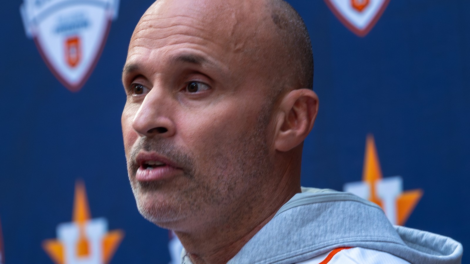 Joe Espada in an Astros jersey speaking into a microphone