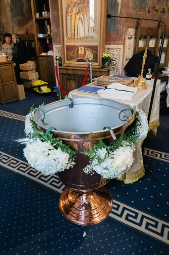 Detaliu cutiuță pentru prima șuviță și accesorii de botez.