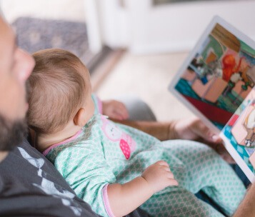 pai e filho lendo