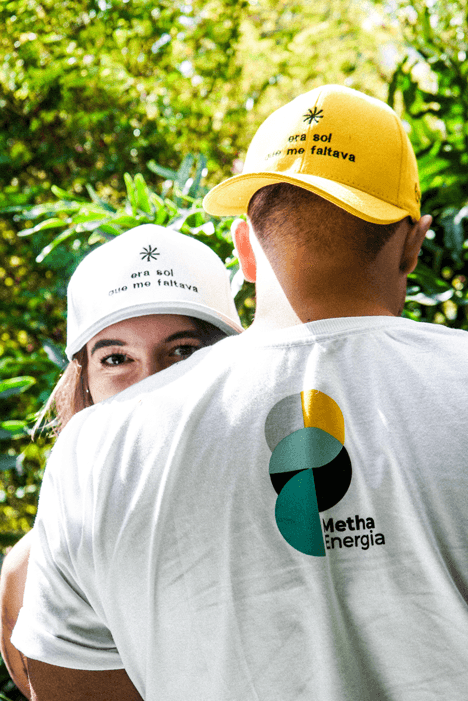 Pessoas jovens com boné da Metha Energia