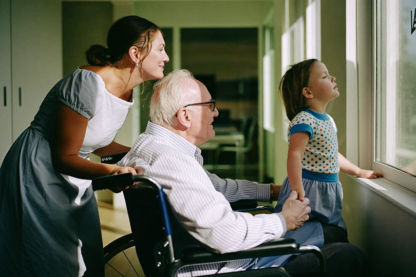 Tochter unterstützt älteren Vater – Patientenverfügung schützt im Pflegefall