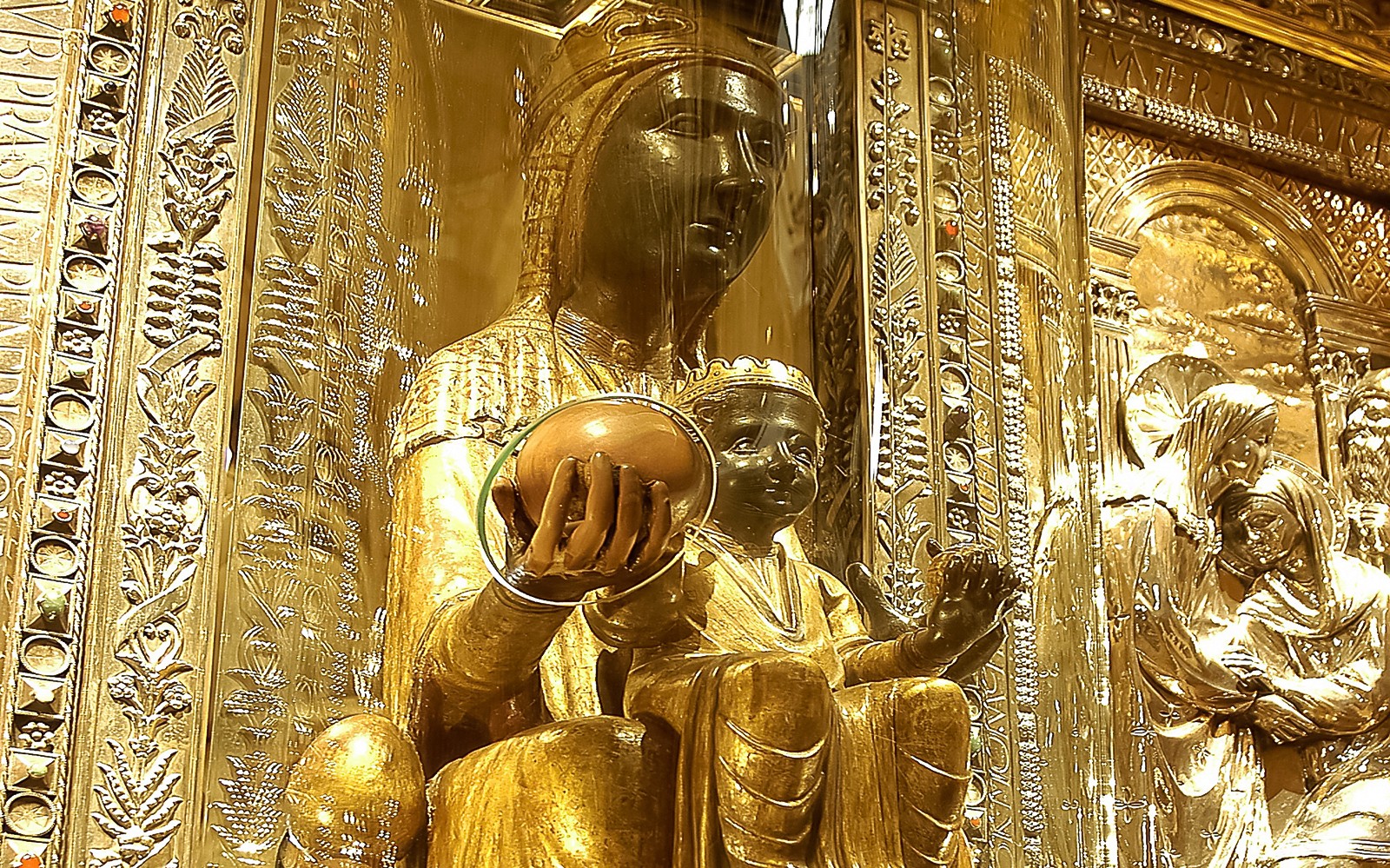 Kip Gospe od Montserrata unutar samostana Montserrat s posjetiteljima koji istražuju ovo povijesno odredište.