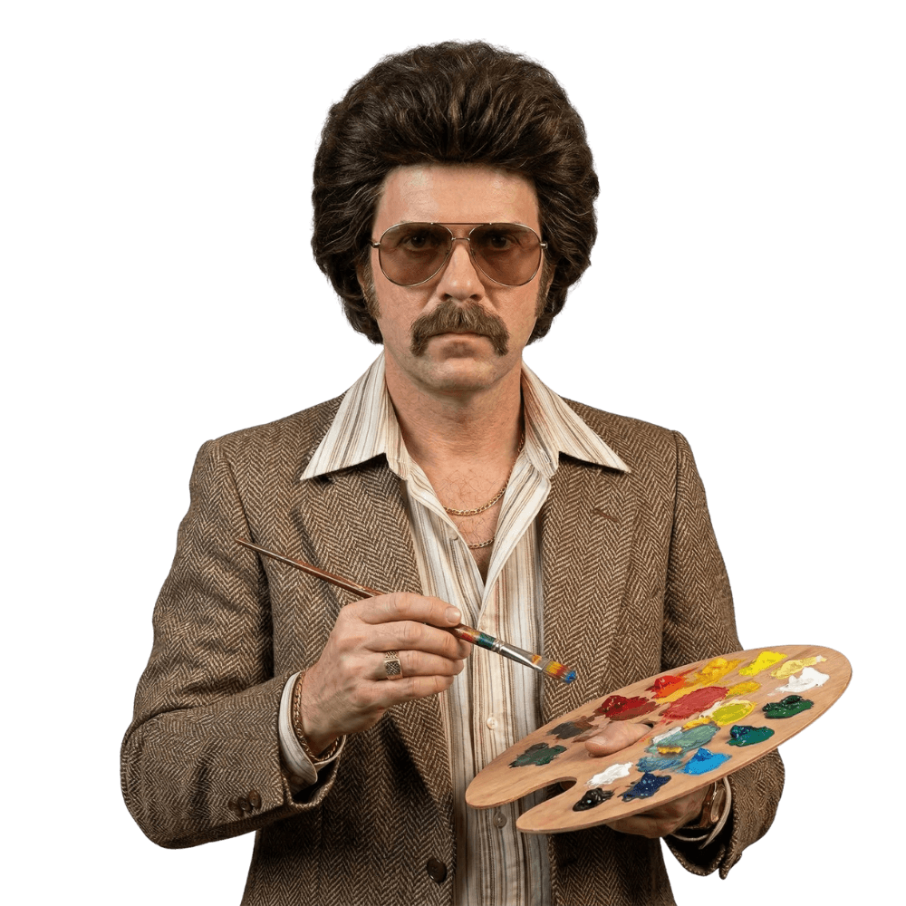 Homme des années 70 avec une palette de peintre et des pinceaux dans les mains