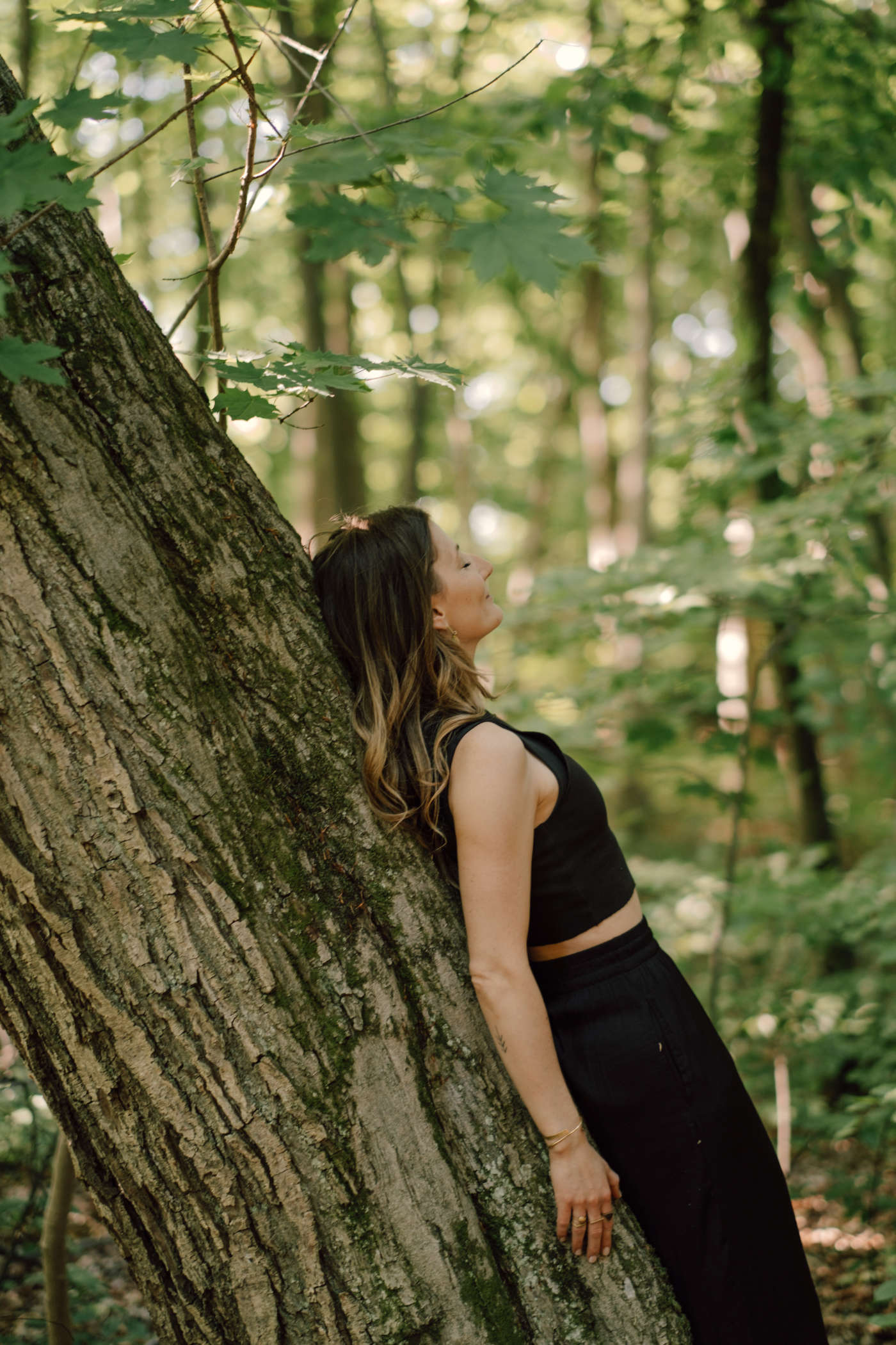 Franzi lehnt an Baum