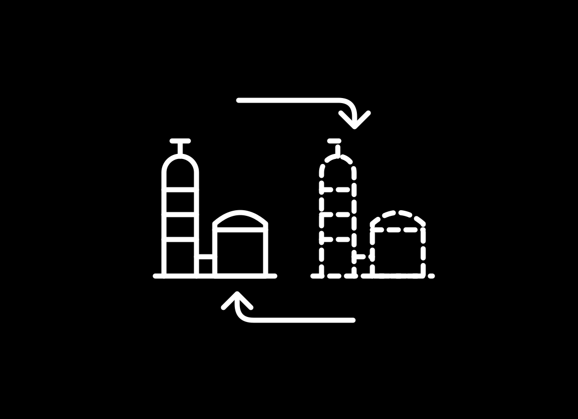 White line refinery infrastructure paired with a dashed digital replica and two synchronization arrows on black.