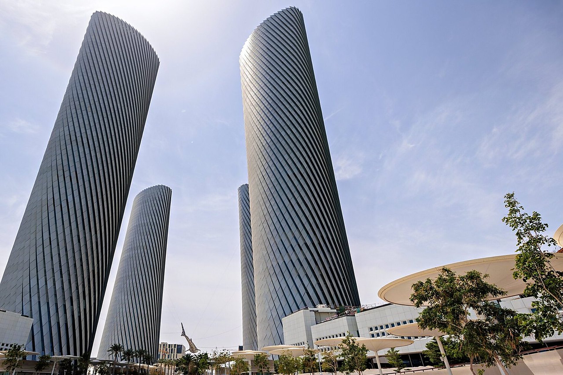 Les tours de bureaux de Lusail Plaza, au Qatar, dressées au-dessus de leur grande place, au cœur du nouveau quartier d'affaires de Lusail