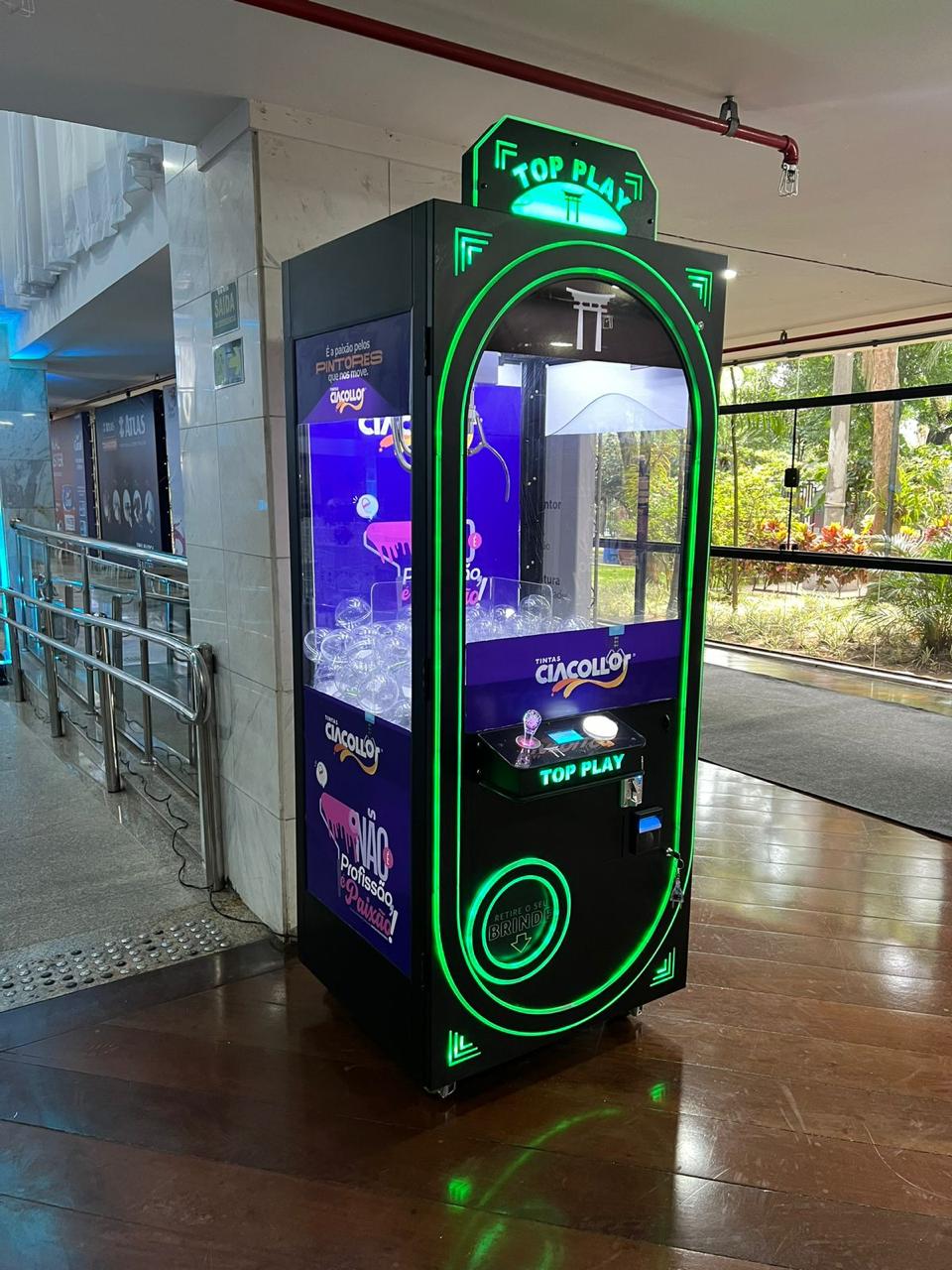 Garçom‑barista oferece espresso recém‑tirado em copo biodegradável, reforçando a hospitalidade sustentável do stand.