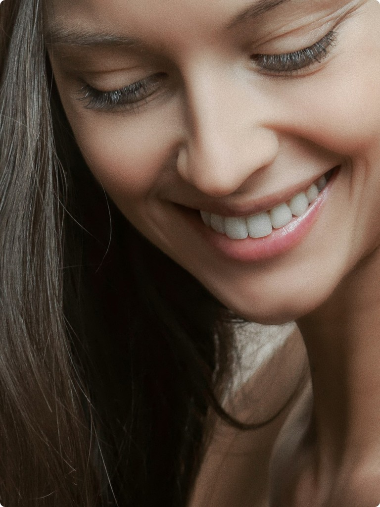 Patiente souriante accueillie au centre dentaire de Poissy
