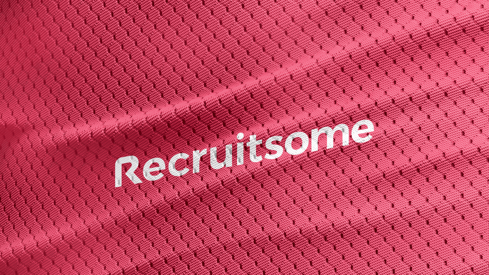 Recruitsome wordmark apliciran na ružičastu teksturiranu tkaninu.