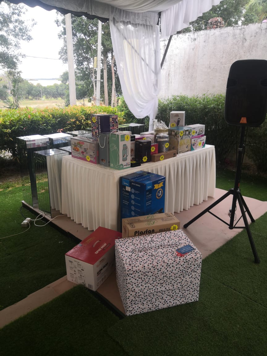 Prize table with various gifts for the Annual Dinner 2023 giveaway, celebrating employee dedication.