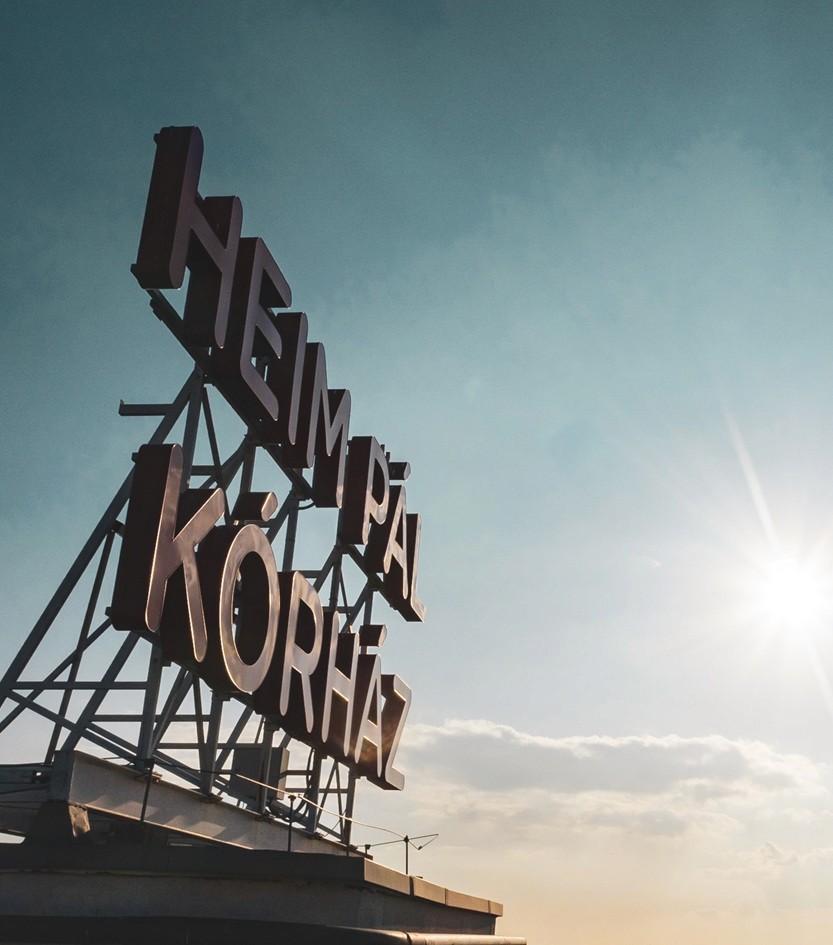 Heim Pál Gyermekgyógyászíti Intézet logójával ellátott kép kék háttér előtt