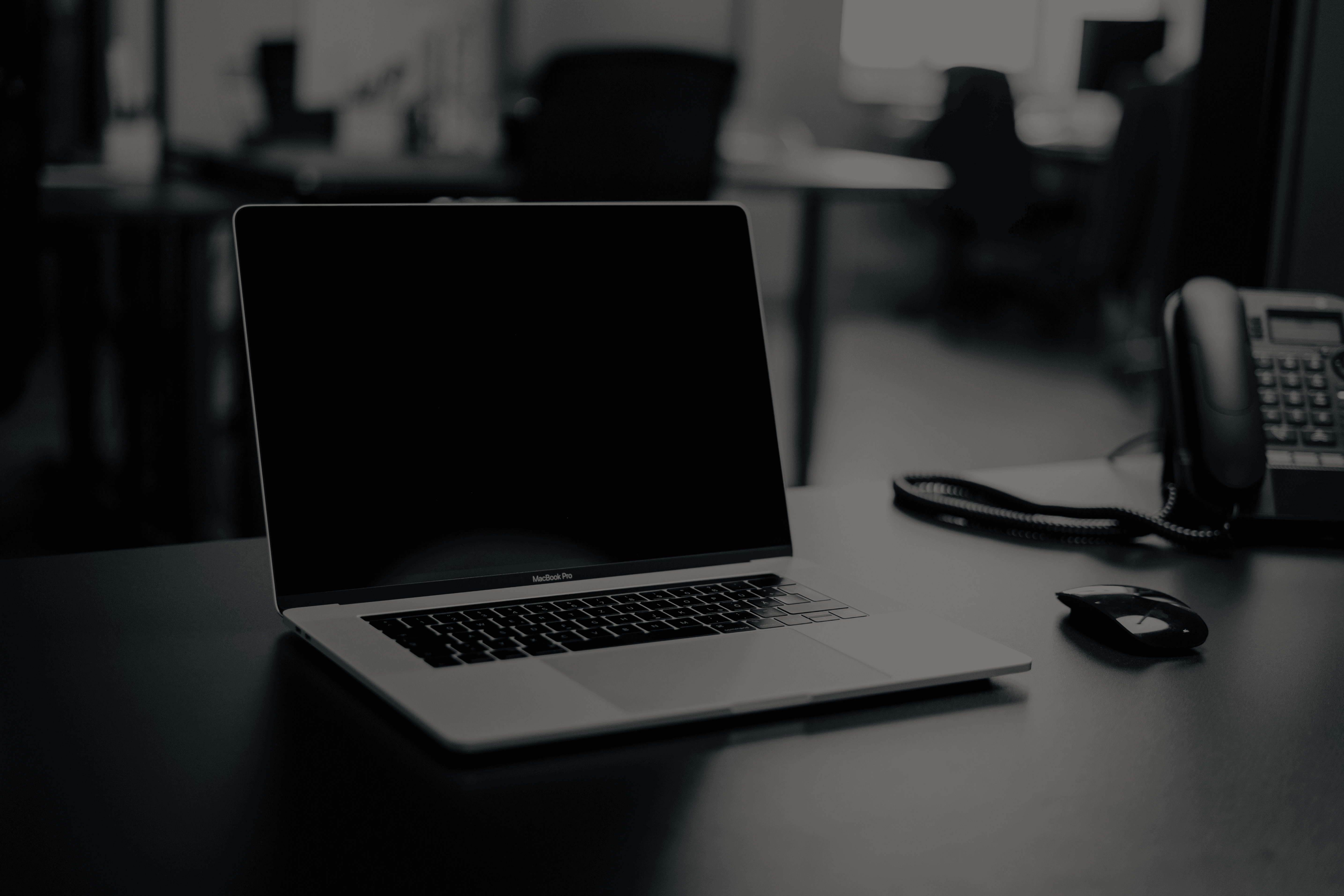 PC og telefon på et kundesenter