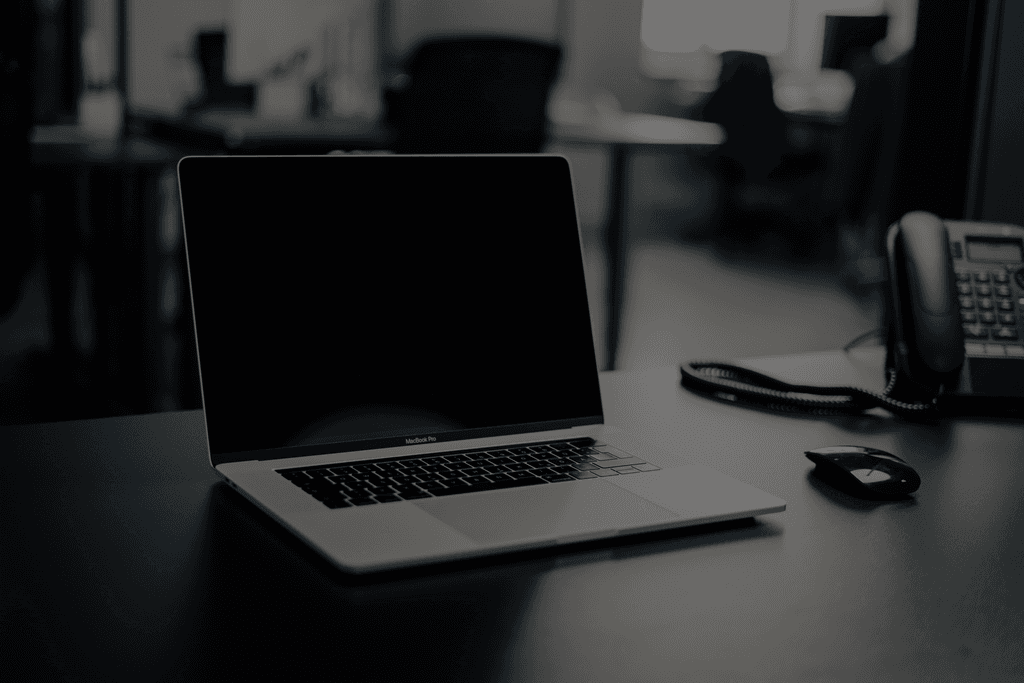 PC og telefon på et kundesenter