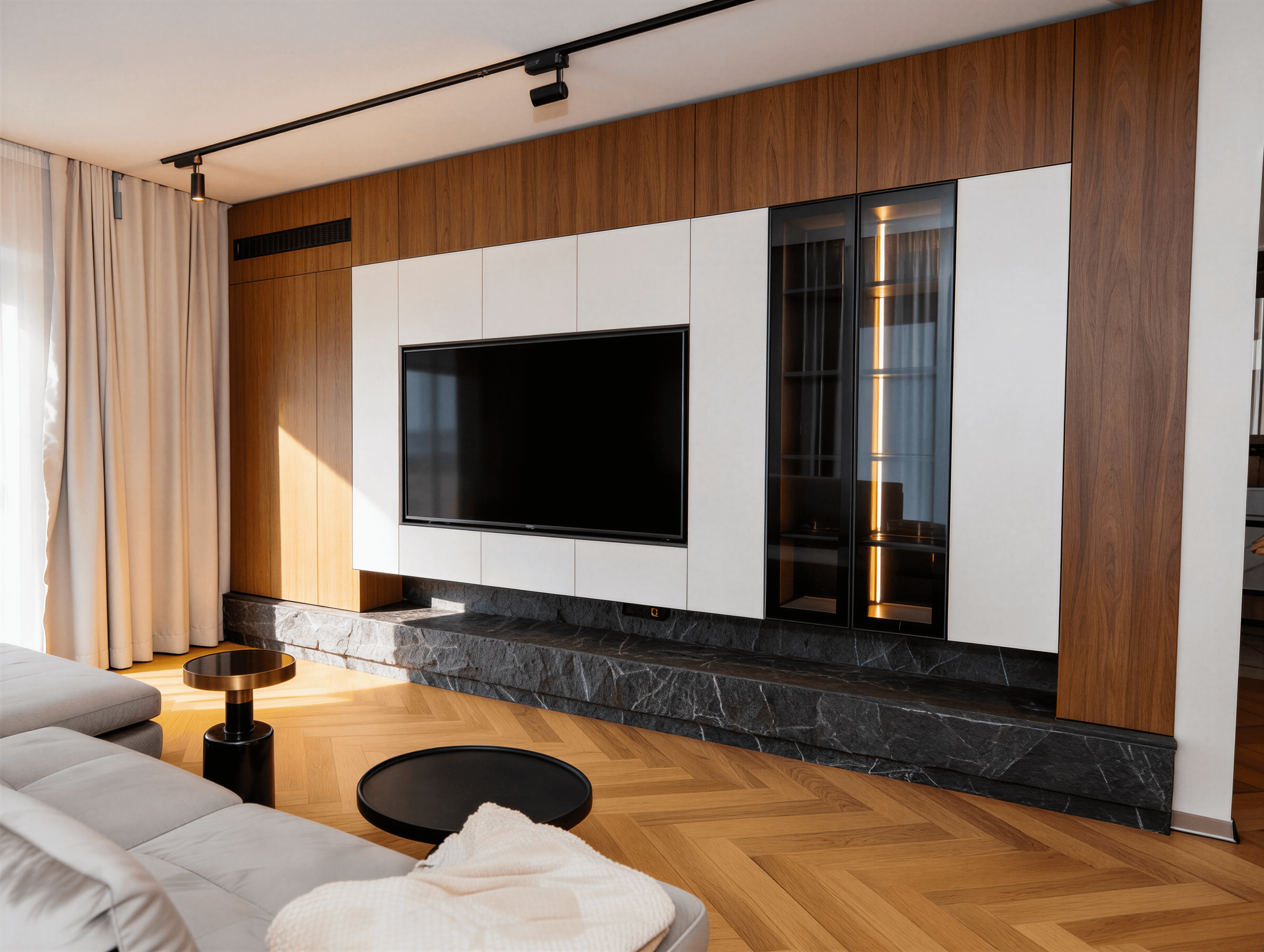 Perete media premium cu lemn și panouri albe lucioase, vitrină cu ramă subțire și soclu din piatră.