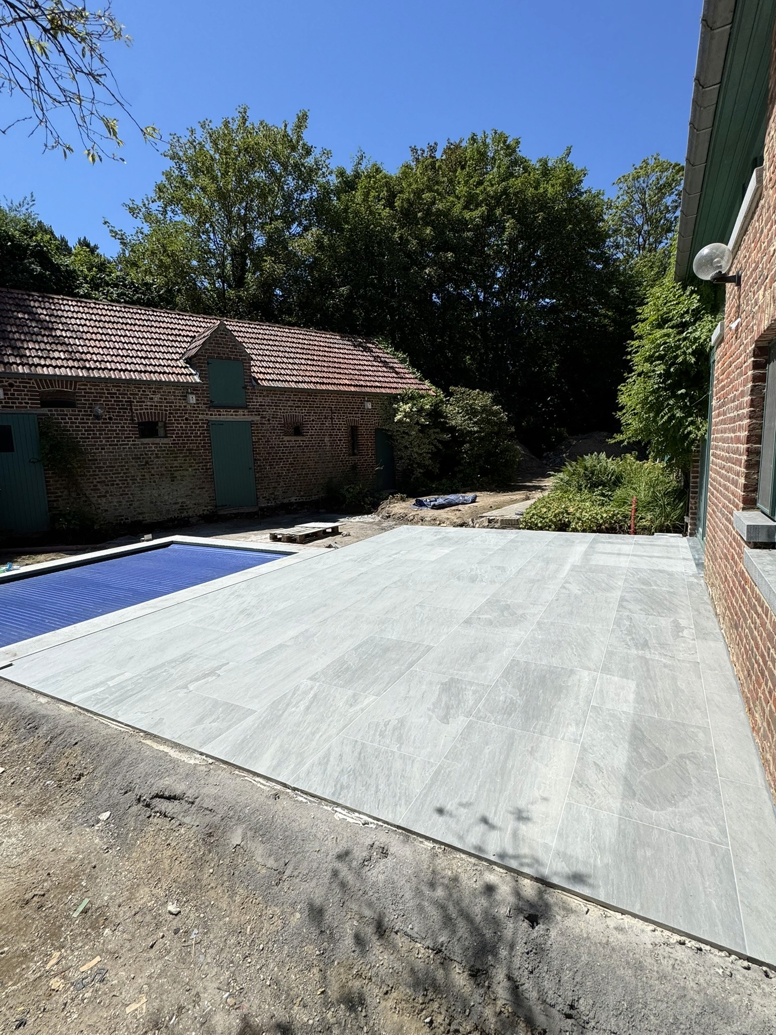 Keramisch terras bij zwembad
