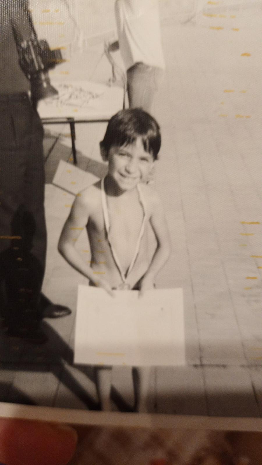 niño sosteniendo una pancarta