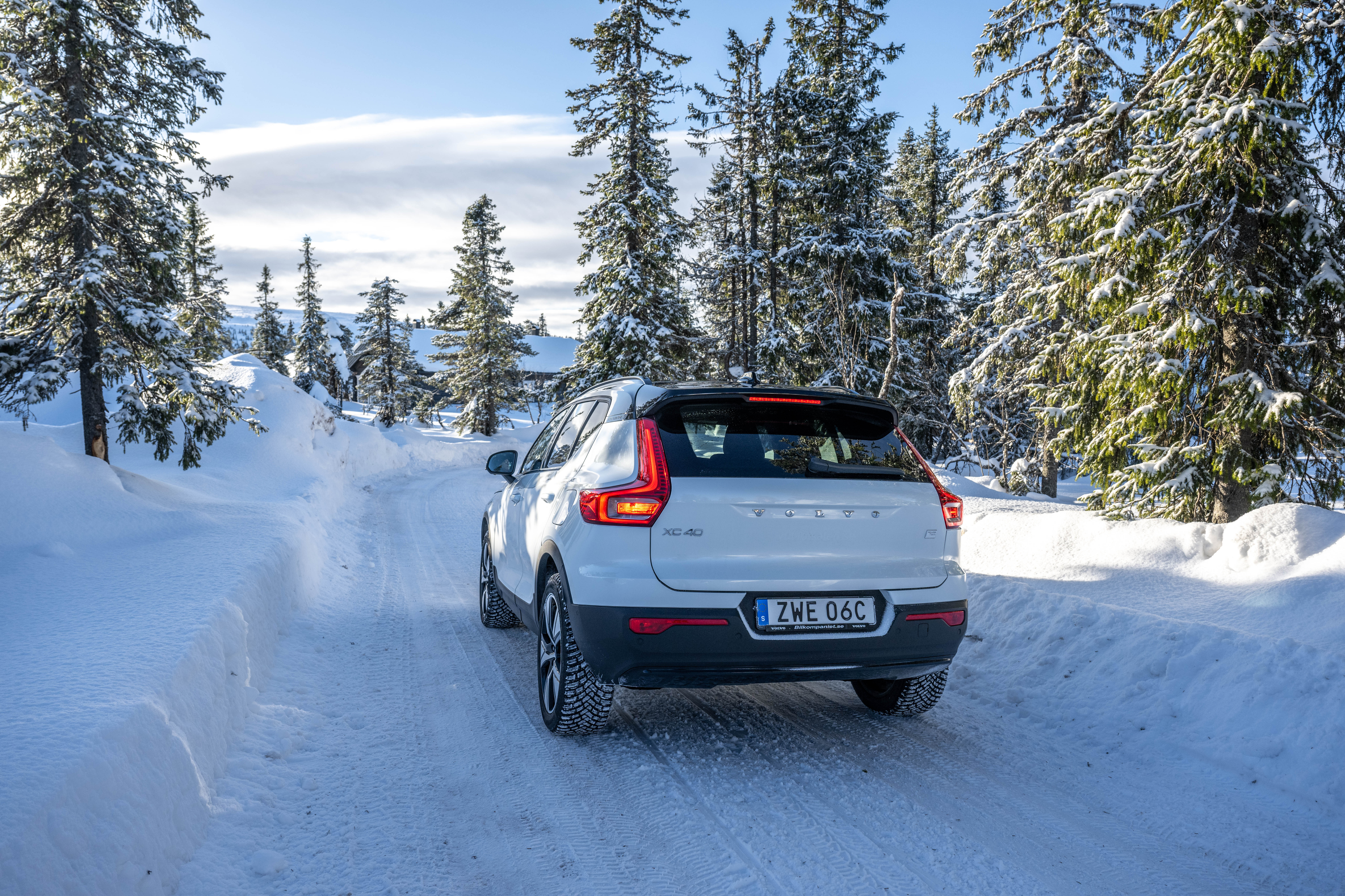 Snöig Volvo-stuga med skidor parkerade utanför