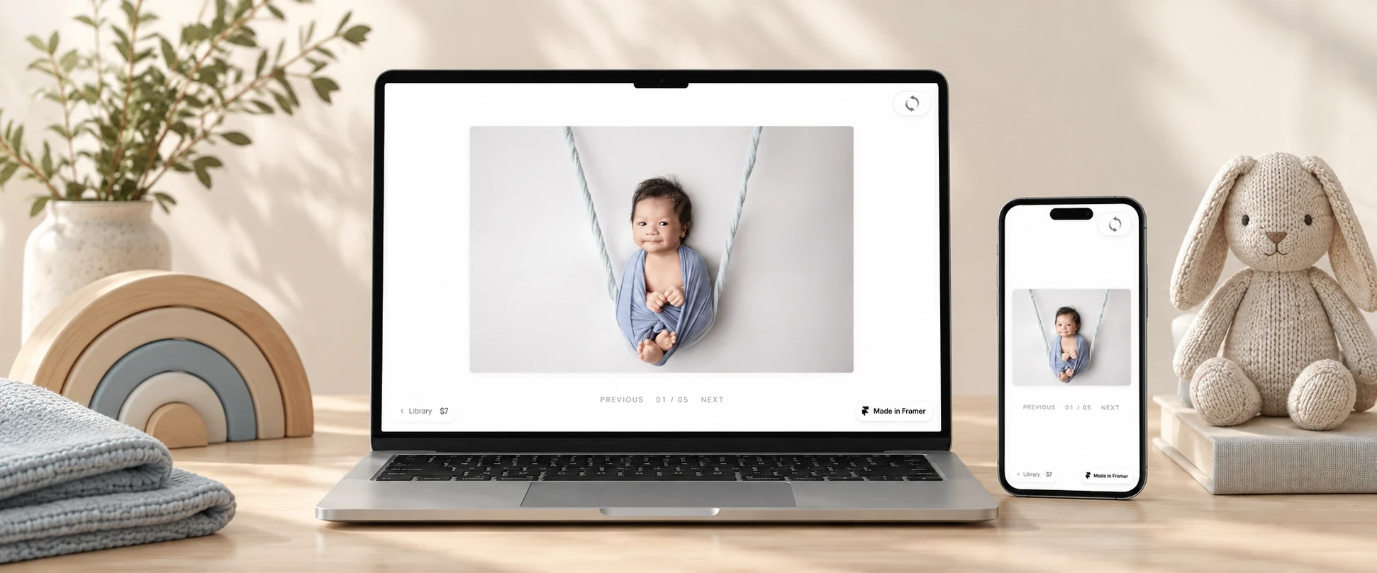 Slice Slider auf Laptop und Smartphone mit Babyfotografie, Holzregenbogen und Strickhase.