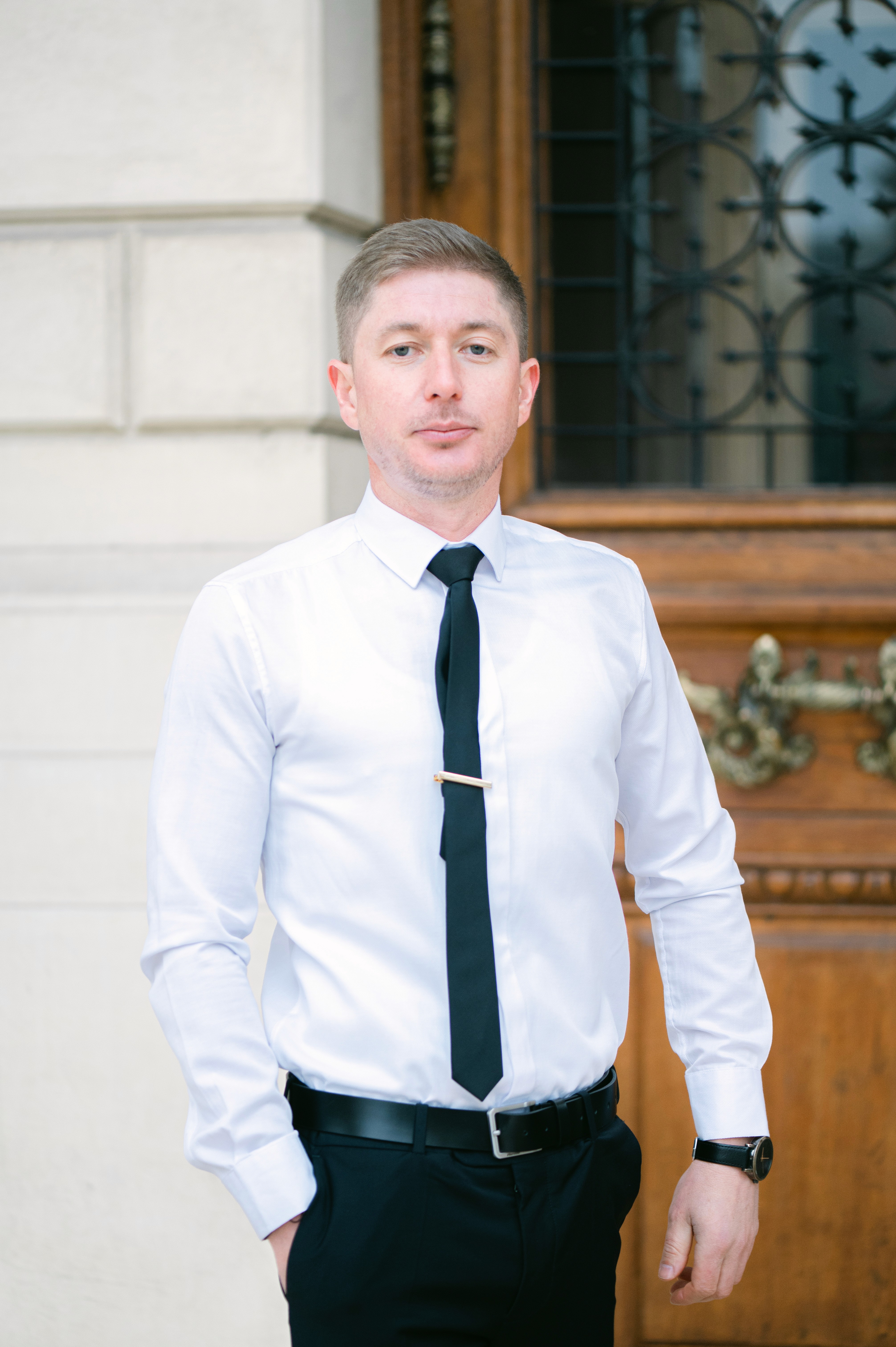 Ședință foto business la Ateneul Român – portret bărbat în cămașă albă și cravată neagră