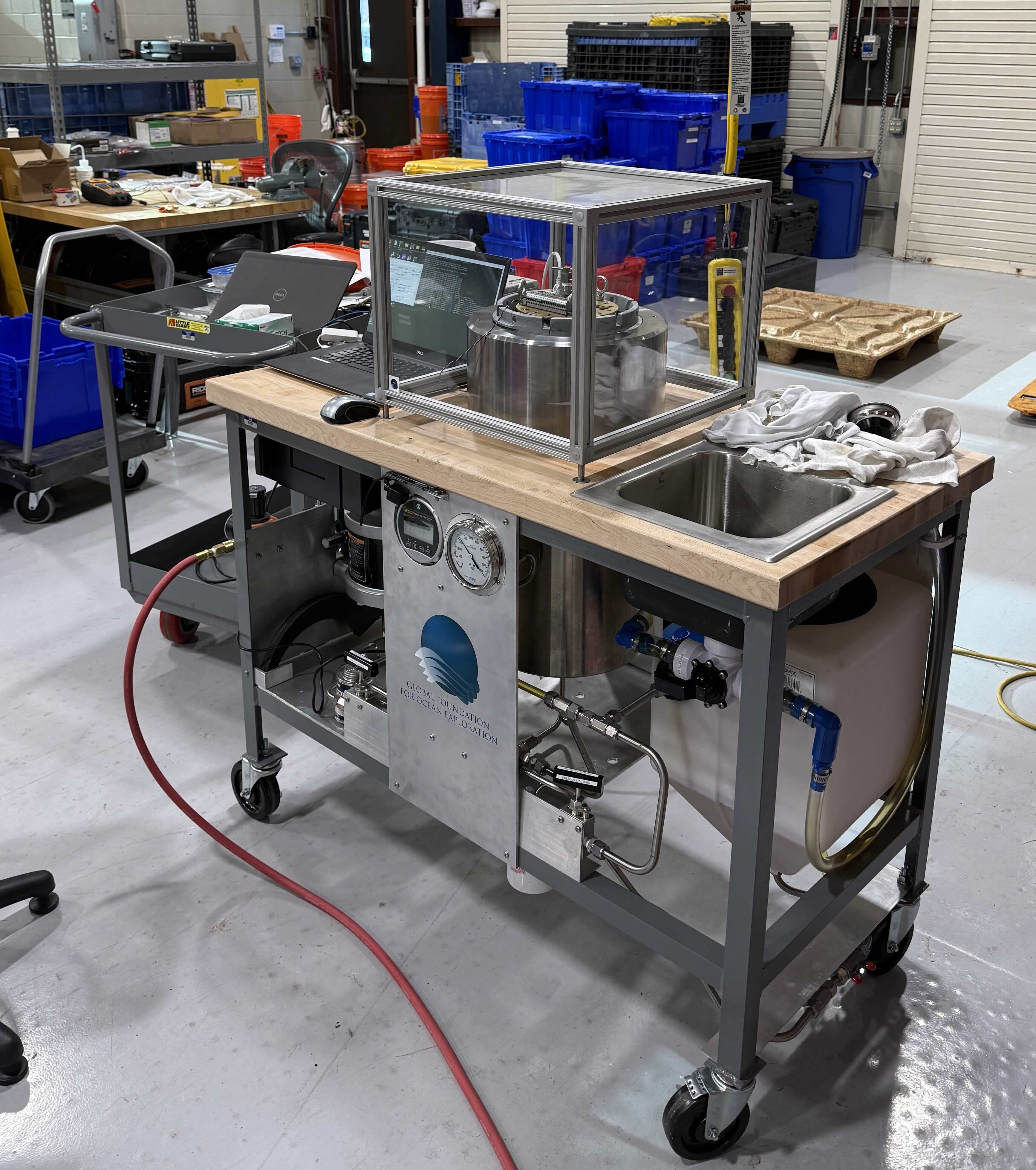 Pressure chamber capable of 10,000 PSI (around 7000 meters depth)