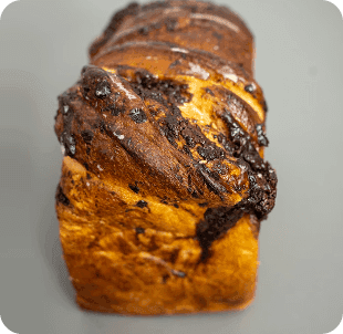 Babka de masa madre con relleno de chocolate oscuro y avellanas, horneado artesanal de Horneology.