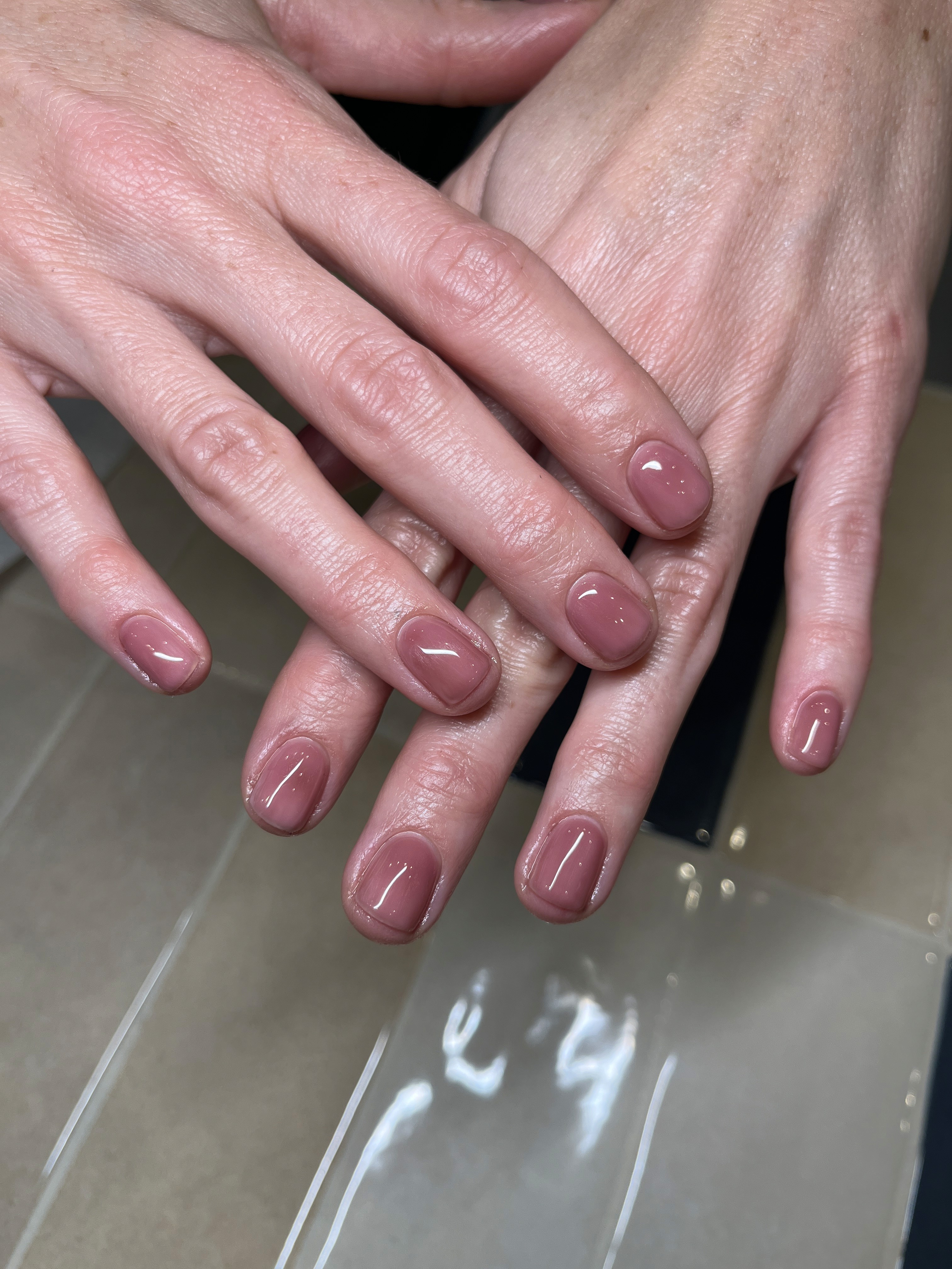 Short glossy dusty rose gel manicure, squoval shape, Brava Nails Berlin Prenzlauer Berg